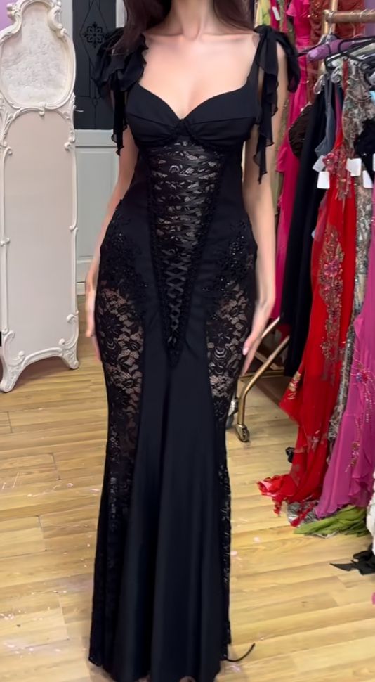 Black lace mermaid prom dress - elegant evening gown with fitted silhouette