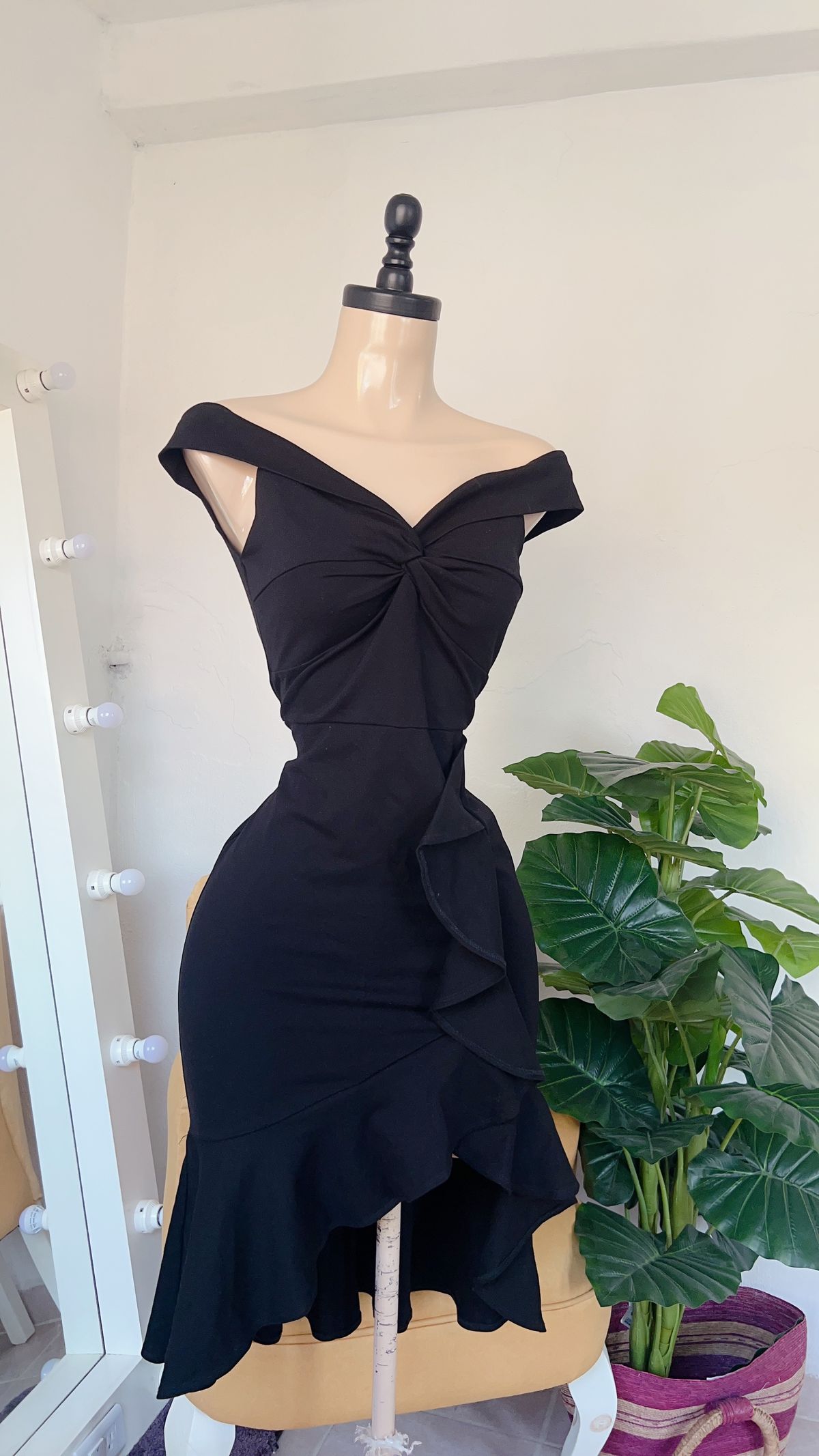 Modest Mermaid Black Off The Shoulder Satin Ruffle Short Homecoming Dress 20th Birthday Outfits