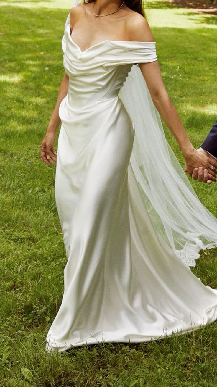 Elegant Off The Shoulder White Tulle Mermaid Long Wedding Dress Bridal Dress