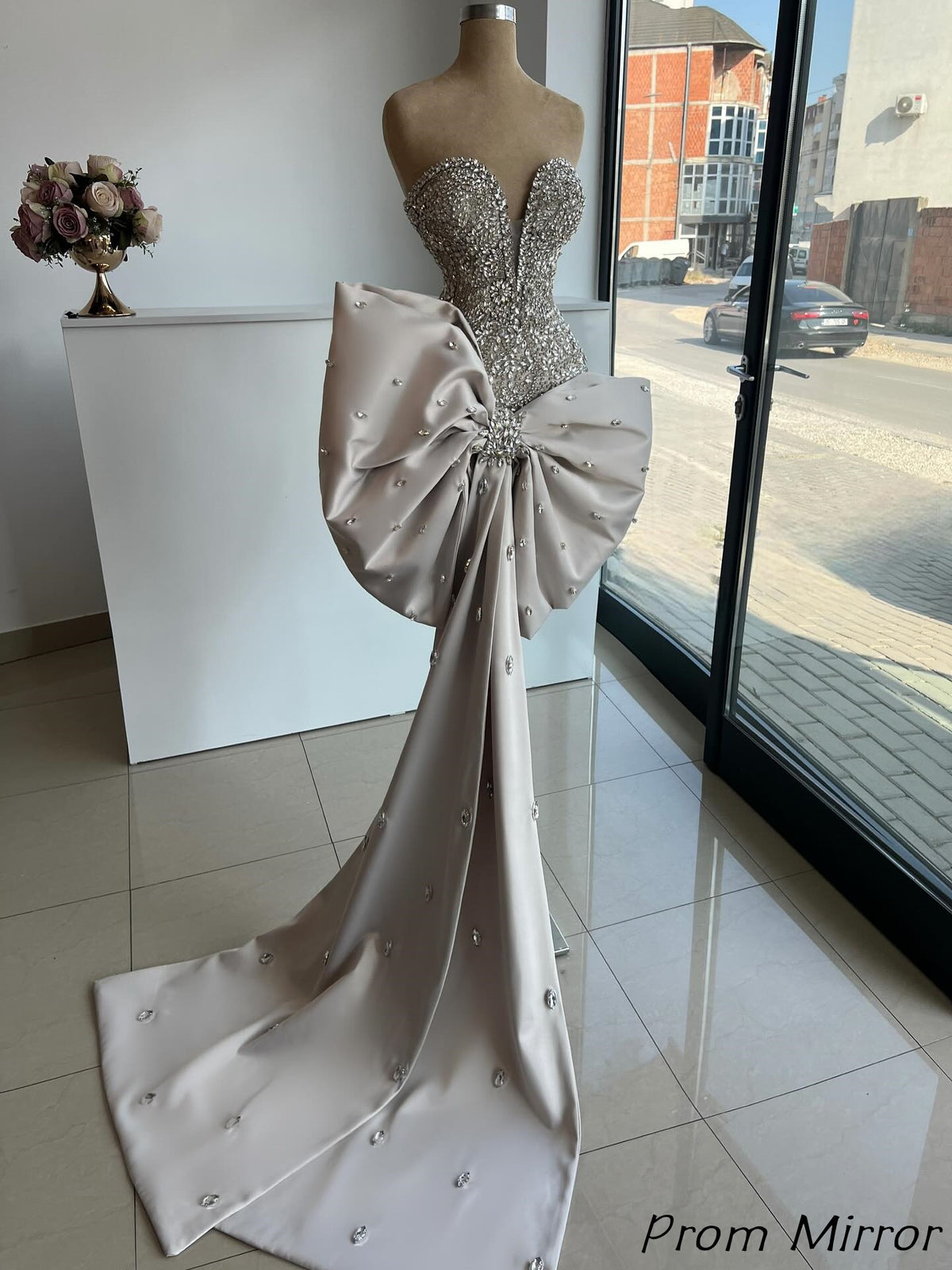 Luxury Beaded Sweetheart V-Neck Short Homecoming Dress With Bowknot
