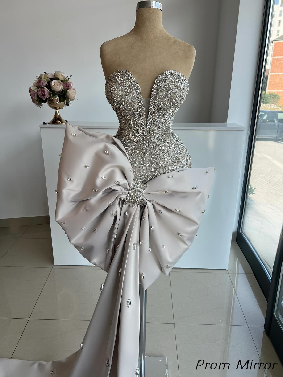Luxury Beaded Sweetheart V-Neck Short Homecoming Dress With Bowknot
