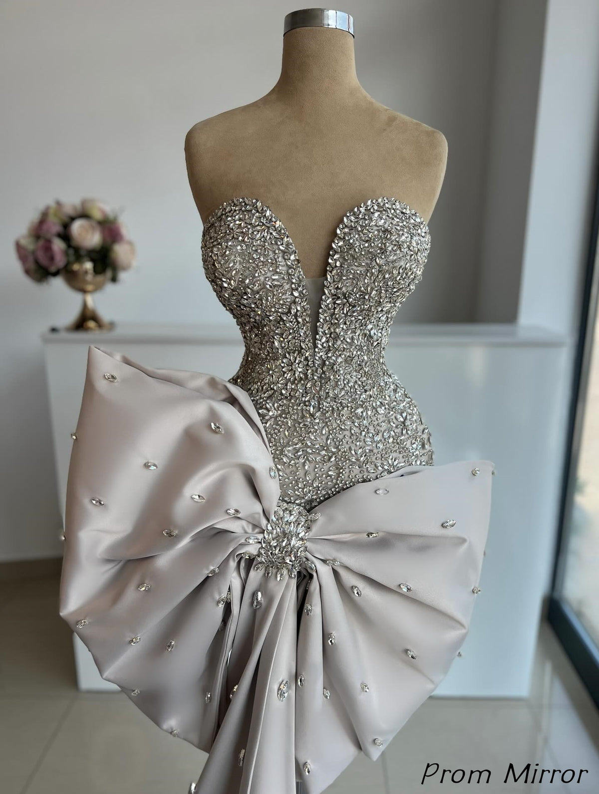 Luxury Beaded Sweetheart V-Neck Short Homecoming Dress With Bowknot