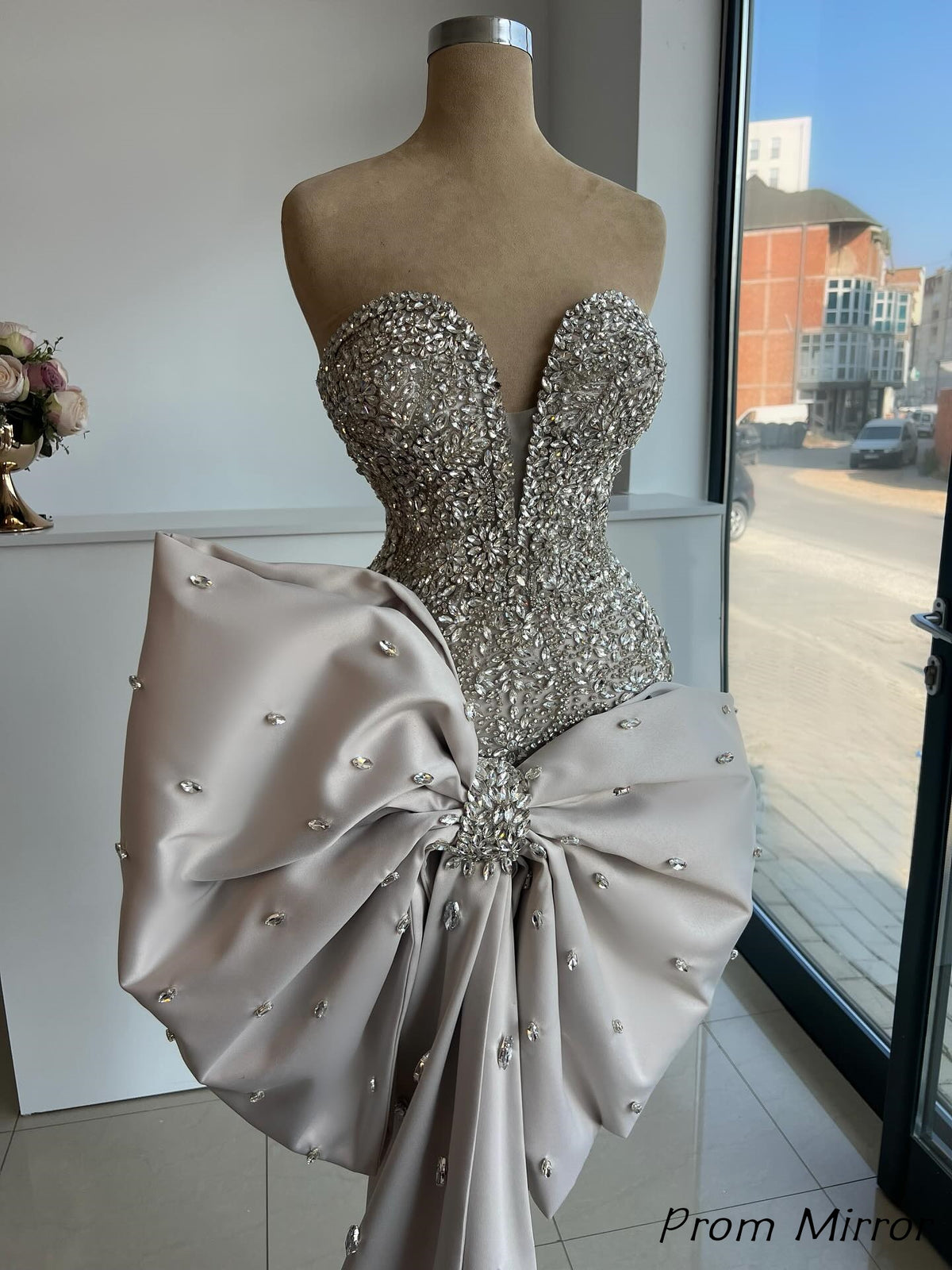 Luxury Beaded Sweetheart V-Neck Short Homecoming Dress With Bowknot
